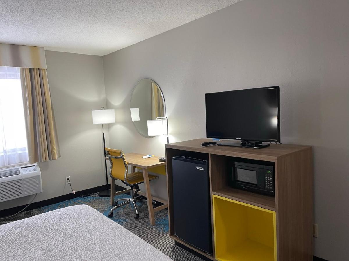 Days Inn By Wyndham Colby Esterno foto