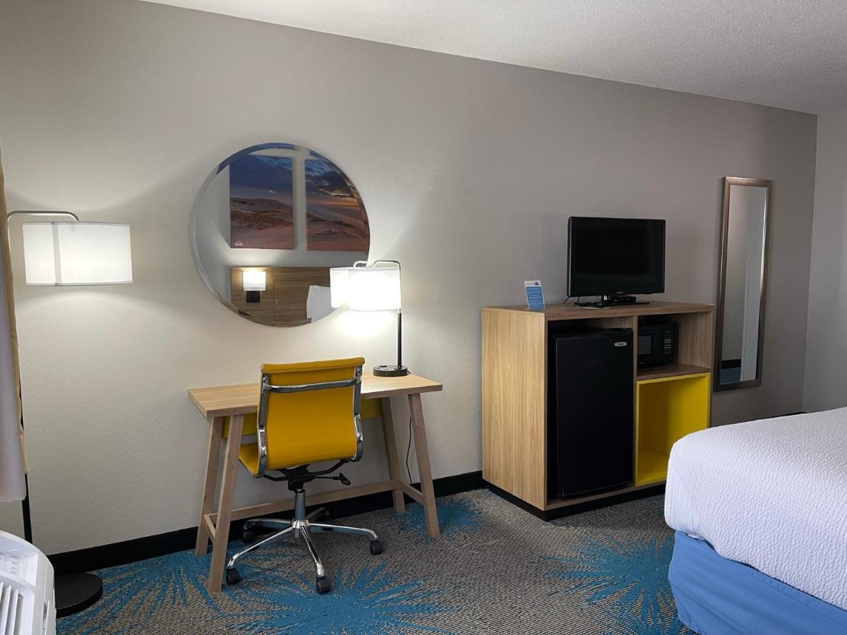 Days Inn By Wyndham Colby Esterno foto