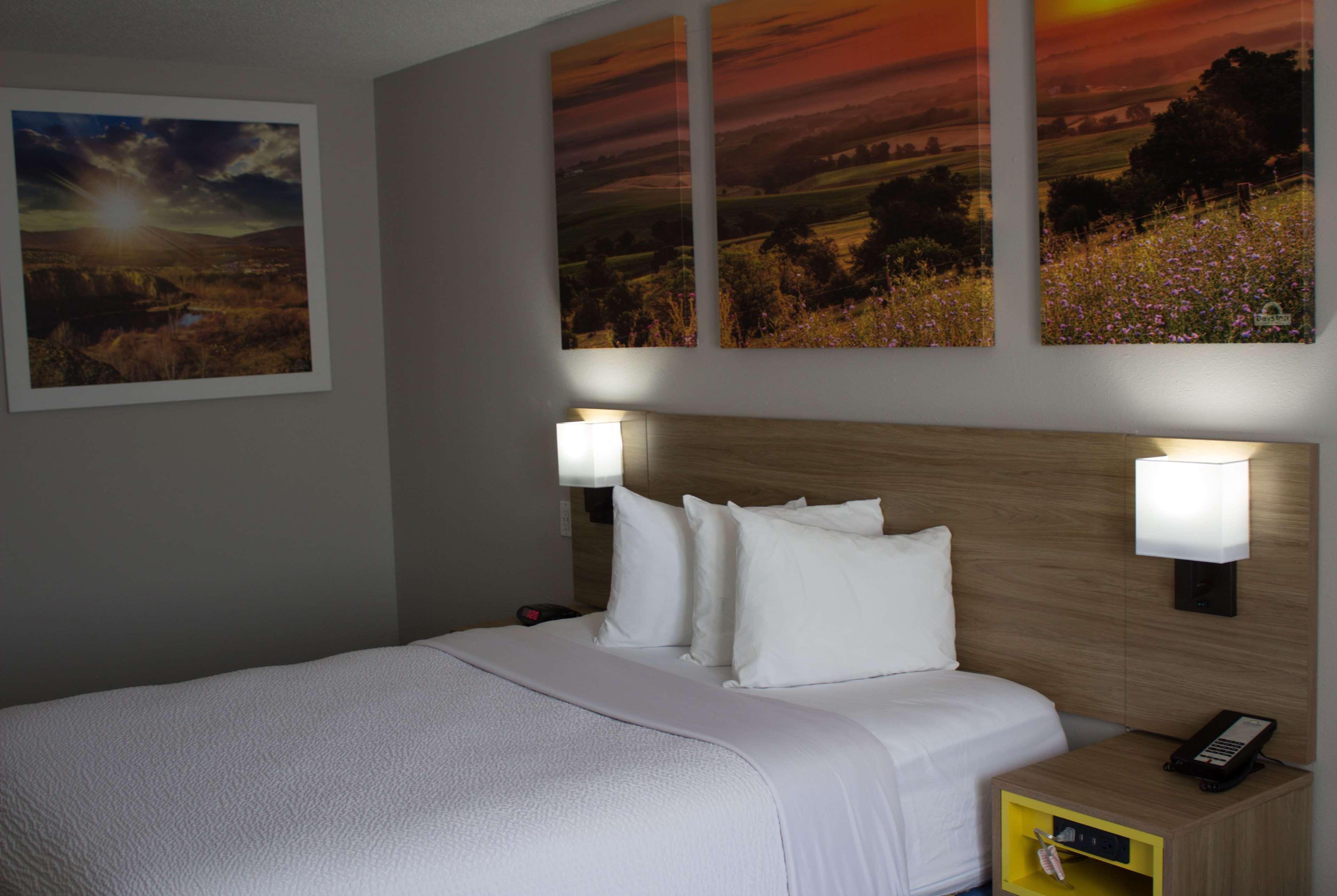 Days Inn By Wyndham Colby Esterno foto